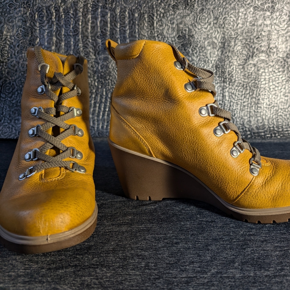 ECCO women's lace up wedge ankle boot size 39 Mustard Yellow